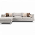 Canapé d'angle en tissu gris clair avec coussins et dimensions 230 x 90 x 80cm